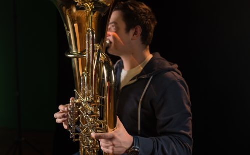 Tuba - glazbenik srednje škole