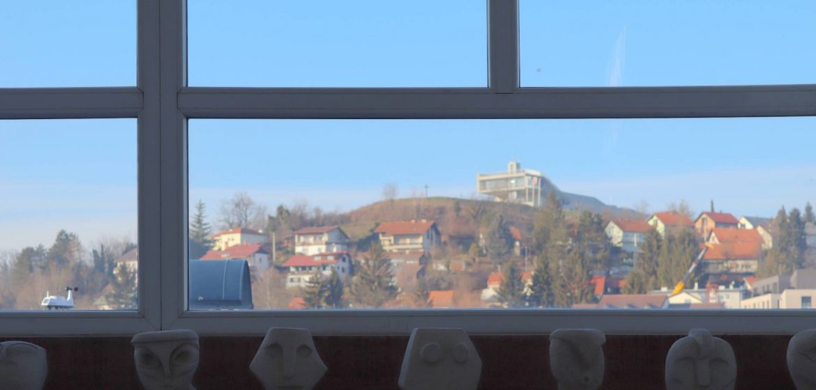 Pogled kroz prozor sa skulpturama